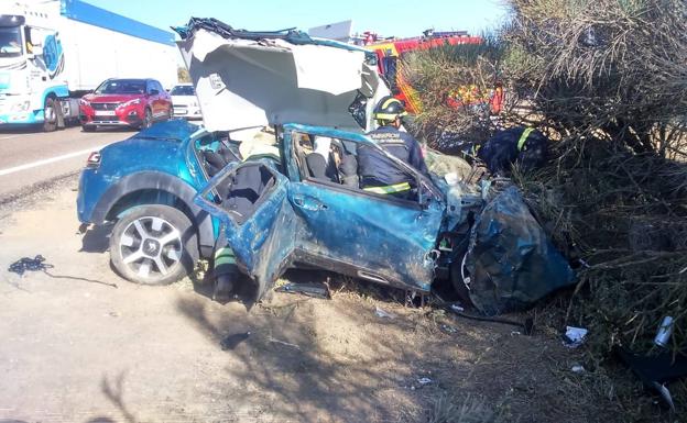 Dos heridos graves tras salirse de la vía en Villardefrades