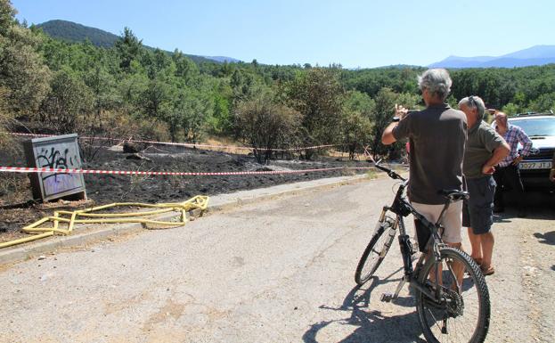 El incendio del Parque Nacional de Guadarrama mantiene en jaque a 200 personas entre Segovia y Madrid