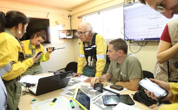 Un brigadista resulta herido en una mano durante las tareas de control del incendio de La Granja