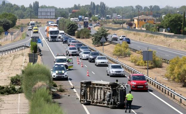 Herido leve tras el vuelco de una furgoneta en Cubillas de Santa Marta