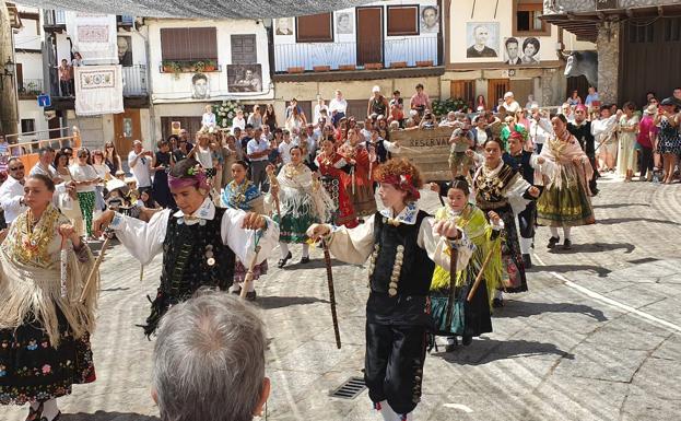 El folclore protagoniza la festividad de la patrona, Nuestra Señora de la Nieves en Mogarraz