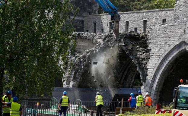 Bélgica derriba un puente medieval para dejar pasar a los cruceros