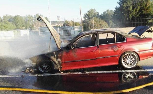 Los bomberos sofocan un incendio en un coche que circulaba por la VA-30