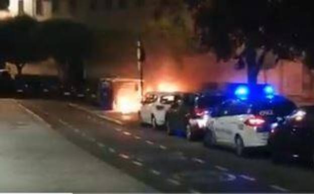 El incendio de palés y colchones junto un contenedor en la calle Duque de Lerma de Valladolid afecta a un vehículo