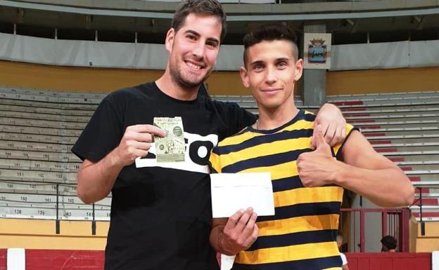 Jonathan Sánchez gana los 1000 euros del concurso 'Cagada del manso'