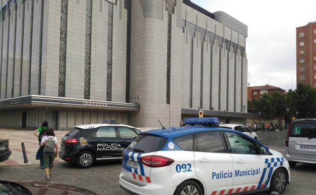 Un hombre cae desde la pasarela del Museo de la Ciencia al huir de los vigilantes de El Corte Inglés