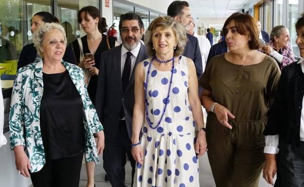 La ministra de Sanidad subraya el «salto cualitativo» logrado por la investigación de los centros «punteros» del cáncer y el alzheimer