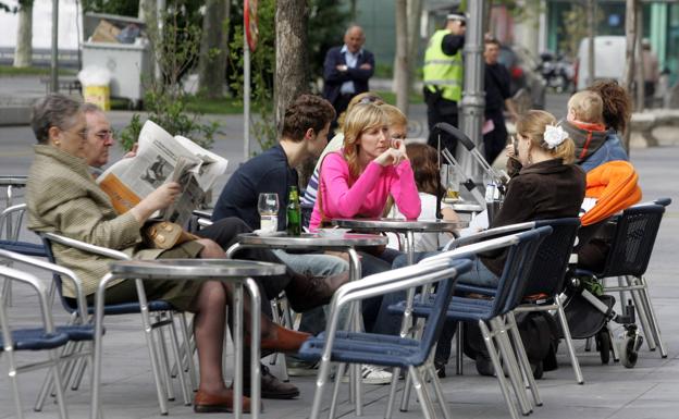 Multan a un bar de Recoletos con 3.002 euros por ilegalidades en su terraza