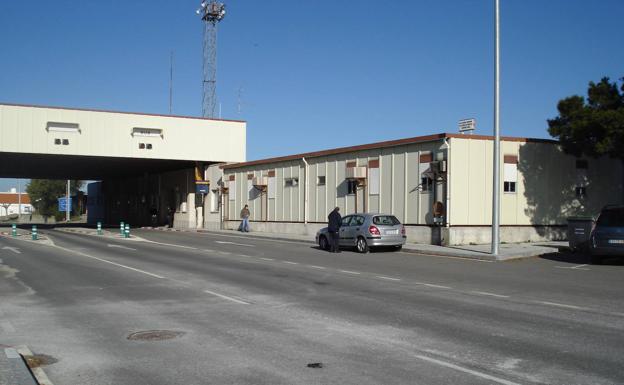 Dos agentes de la Policía Nacional auxilian a un varón con convulsiones junto a la frontera portuguesa