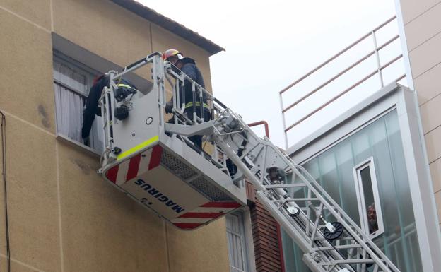 Los Bomberos retiran cristales de una vivienda que cayeron a la calle San José de Valladolid