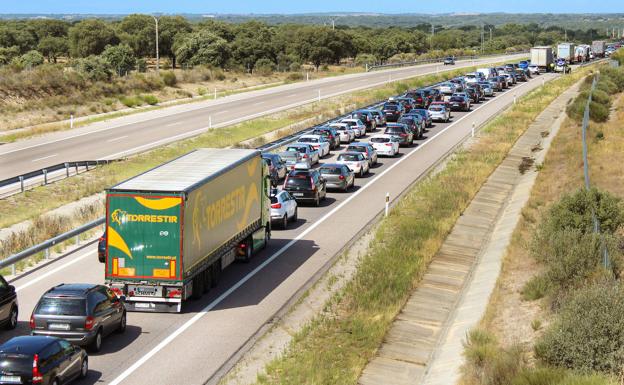 Varios kilómetros de retenciones de vehículos en Fuentes de Oñoro