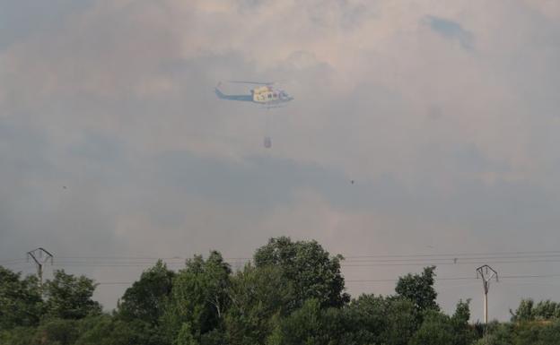 Un turismo ardiendo provoca un gran incendio forestal en el entorno de Villaquilambre