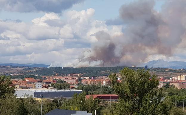 La Junta activa el nivel 2 en un incendio forestal en la N-630 en Sariegos (León)