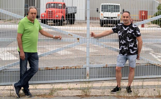 Dos trabajadores de Nissan afrontan el futuro con expectación