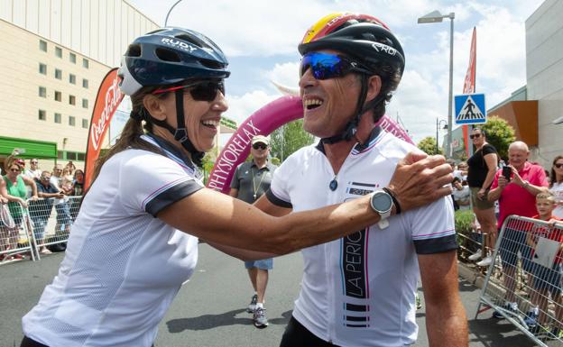 Unos 2.000 ciclistas marchan en Segovia con Perico Delgado y Dori Ruano por la igualdad entre sexos