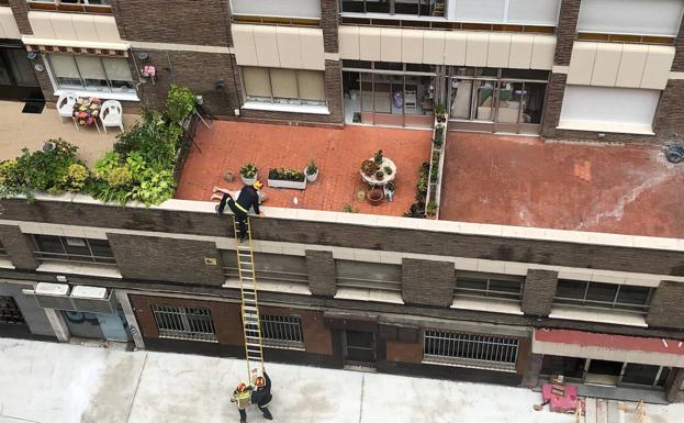 Los bomberos rescatan a una mujer de su terraza en Valladolid capital