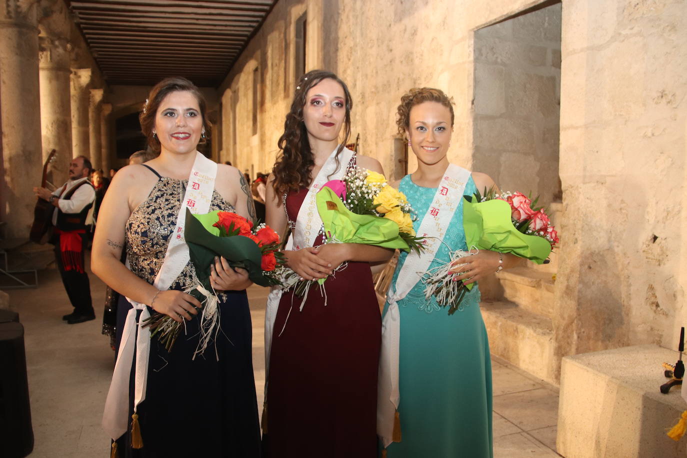 La montera de corregidora cambia de manos al ritmo de las jotas