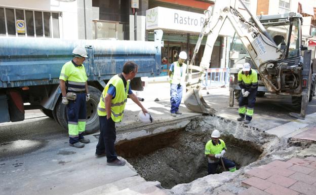 Corte total de la calle de Veinte Metros de Valladolid para reparar una fuga de agua