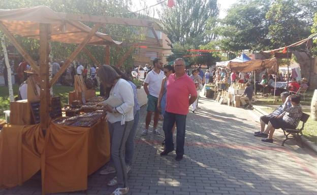 Multitud de actividades y de productos de todo tipo en el Mercado Campesino de Miranda de Azán