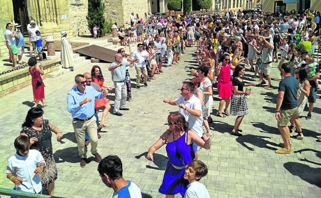 Jotas, procesiones y encierros para un pueblo que se reinventa