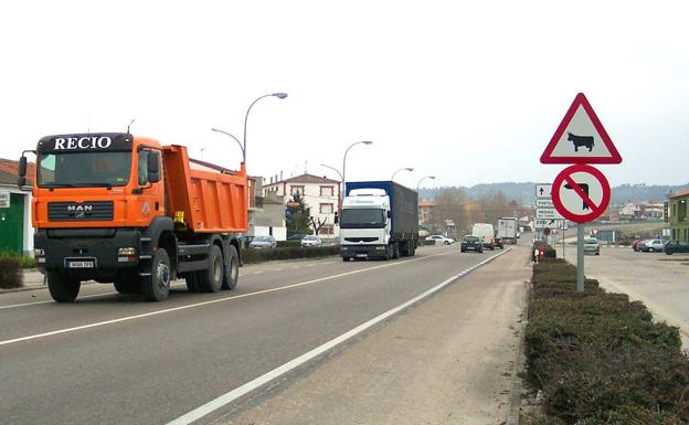 Tres heridos en una colisión frontolateral entre dos turismos en la N-601, en Mojados