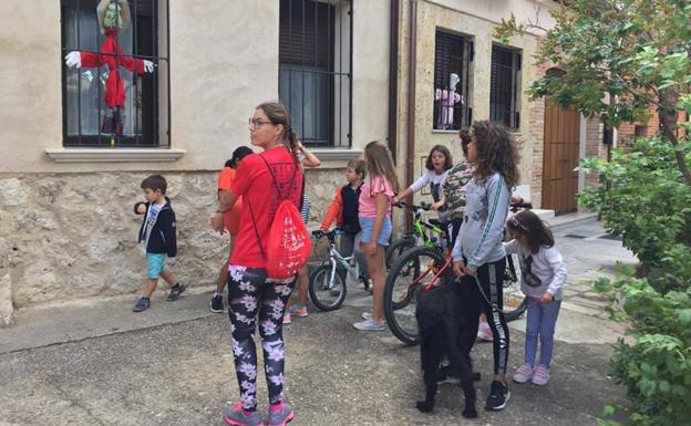 Urueña recupera su tradición para los niños y se convierte en el pueblo de los espantapájaros