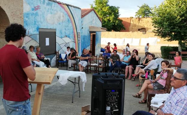 Un centenar de personas celebran en Villalán de Campos la cuarta edición del Encuentro Poético