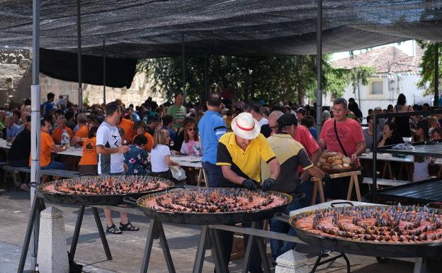 Una espectacular paella condimenta el espíritu festivo de los vecinos de Monleras