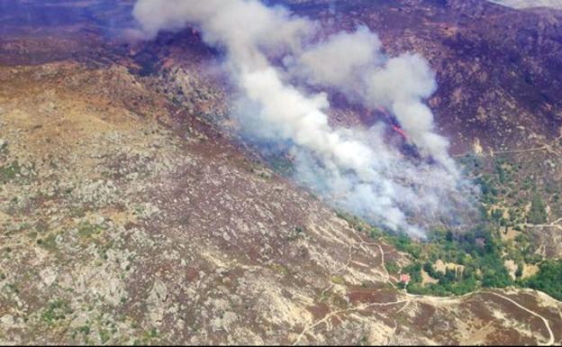 Cerca de 180 hectáreas quemadas en el incendio de Navalcruz, que mantiene el nivel 1 de peligrosidad