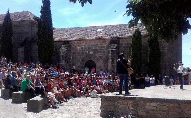 Varias asociaciones se concentran a favor de la convivencia en Monleras