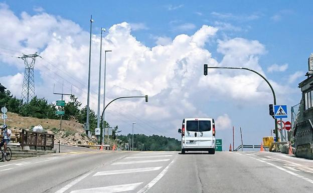Madrid da el primer paso para regular el tráfico en Navacerrada con semáforos
