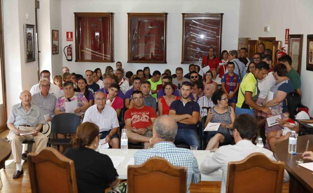 La subasta de los balcones del la plaza del Coso de Peñafiel repunta