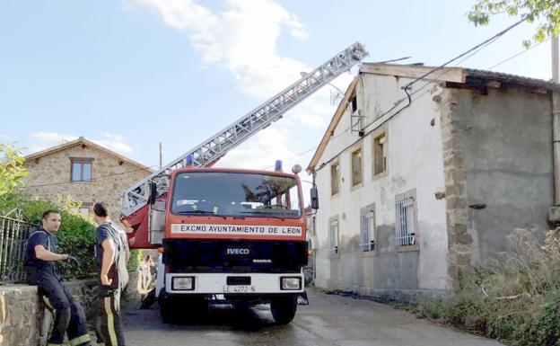 La intervención de un bombero fuera de servicio salva varias viviendas en Prioro