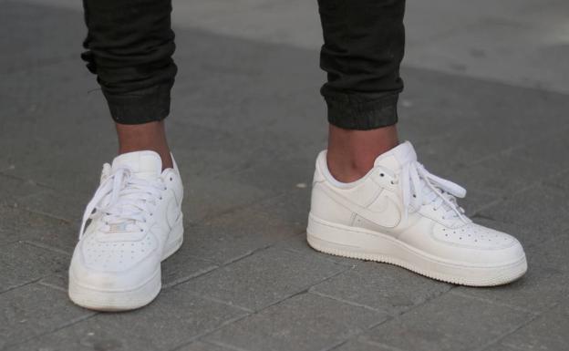 Los mejores looks con zapatillas por las calles de Valladolid | El Norte de  Castilla