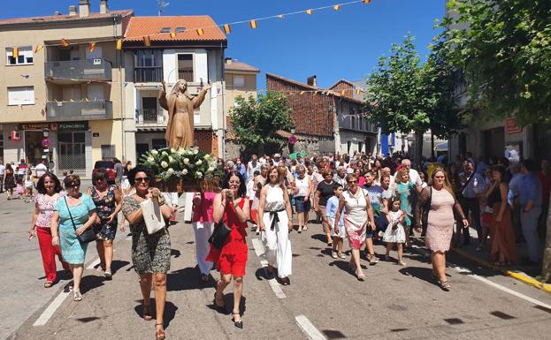 Todos con la Virgen de la Asunción en Linares de Riofrío