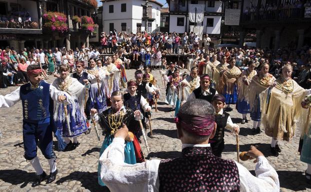 Los albercanos muestran sus mejores galas en un Diagosto de nuevo multitudinario