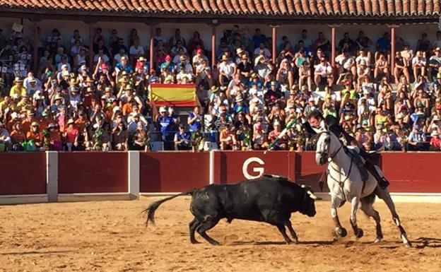 Actos religiosos y rejones centran el día grande festivo de Guijuelo