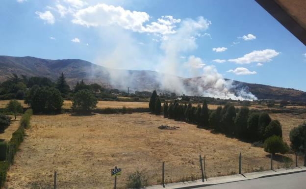Controlado un incendio en Otero de Herreros que amenazaba la AP-61 y una subestación eléctrica