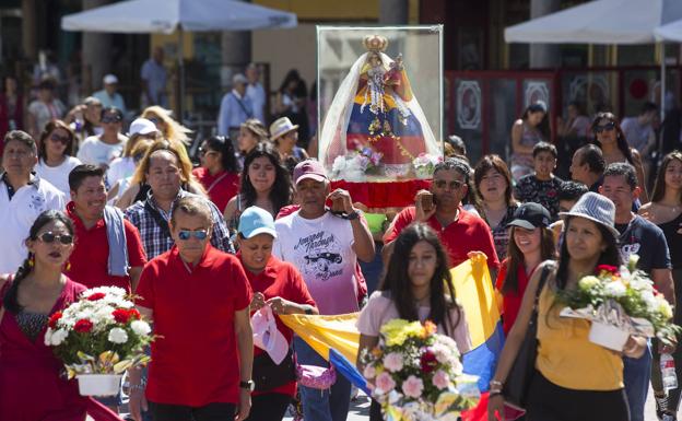 La comunidad ecuatoriana celebra la procesión en honor a la Virgen del Cisne