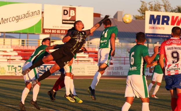 El CD Guijuelo cierra la pretemporada en Don Benito con una derrota en los minutos finales (1-0)