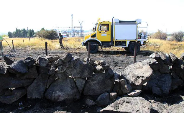 La Junta da por extinguido el incendio cercano a chalés y a la subestación eléctrica de Otero