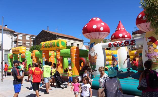 Los guijuelenses disfrutan con juegos infantiles, los toros, el teatro y la música