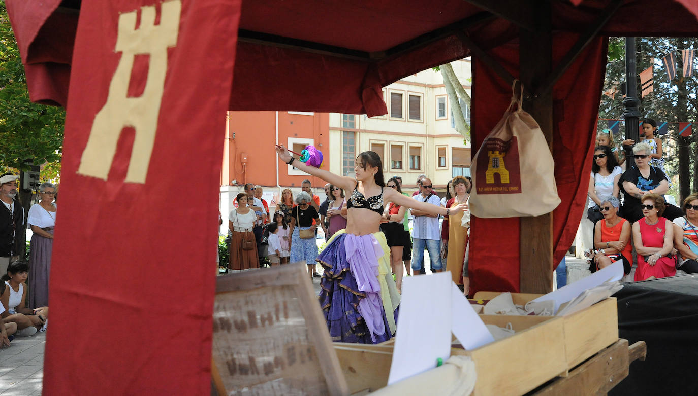 Exhibición de danza del vientre en la Feria Renacentista de Medina del Campo