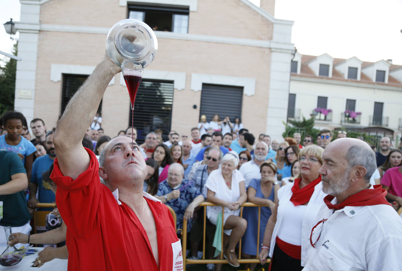 Concurso de habilidad con el porrón en Tudela