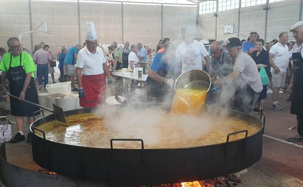 Los mayores de Linares de Riofrío elaboran una paella para 1.200 personas