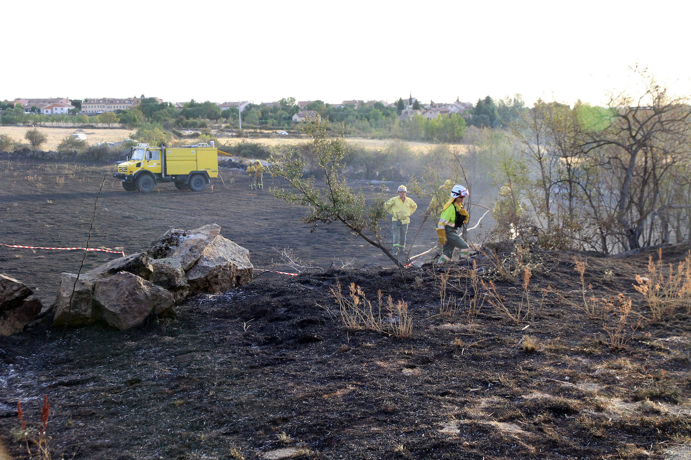 Un incendio de pastos junto a la N-110 en Torrecaballeros dificulta el tráfico