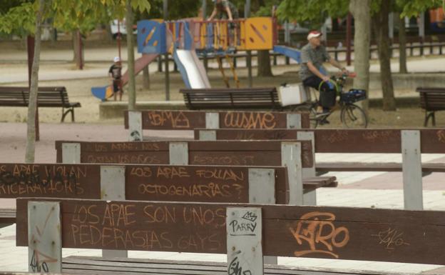 Pintadas, farolas rotas y malas hierbas ensucian Prado de la Magdalena en Valladolid