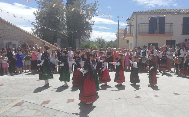 Los vecinos rinden honores al Santo Cristo con la procesión y el tradicional ofertorio en Nava de Francia