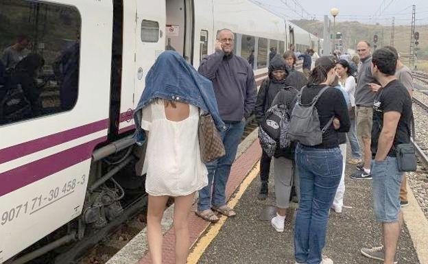 El humo de un tren de mercancías obliga a detener y ventilar el Alvia Madrid-Gijón en León