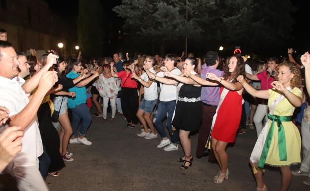 Cientos de personas anticipan las fiestas de Cuéllar entonando el 'A por ellos' al son de la Banda